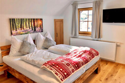 Chalet Mama, Schlafzimmer mit Doppelbett, 2 Einzel