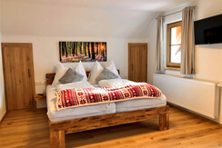 Chalet Mama, Schlafzimmer mit Doppelbett, 2 Einzel
