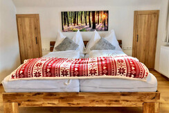 Chalet Mama, Schlafzimmer mit Doppelbett, 2 Einzel