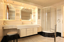 Bathroom top floor 3U5A7604