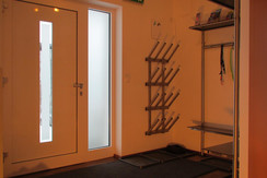 Voraum mit Ski und Wanderschuh Trockner
