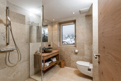Ensuite Bathroom 2 with shower and toilett