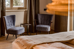 Bedroom 5 with lounge area