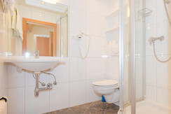 Doppelzimmer Nr. 7 Bad 2