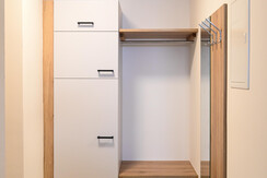 Club House Top 1 - Entrance area with wardrobe