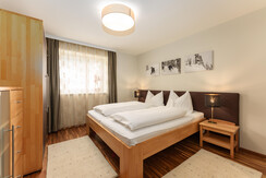 Bedroom 1 with double bed Top 4