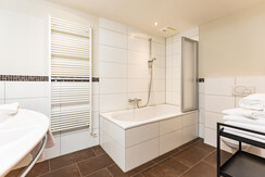 Bathroom 2 to bedroom 2 Top 4