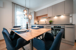 Fully equipped eat-in kitchen