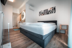 Main bedroom with en suit bathroom