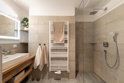 Bathroom with washbasin and rain shower