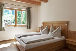 DorfinderStadt-Chalet-Teichblick-Schlafzimmer