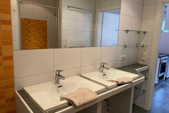 Badezimmer mit Doppelwaschtisch