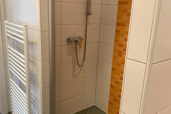 begehbare Dusche im Badezimmer