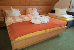 Schlafzimmer mit bezogenem Sofa