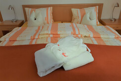 Doppelbett mit Bademänteln