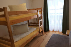 Stockbett und Sofa im Kinderzimmer