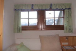 Schlafzimmer mit Blick auf die Planai