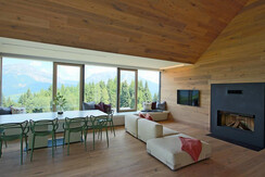 Wohnraum mit Esstisch und Sofa