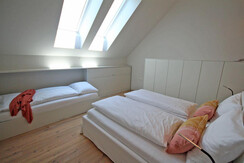 Schlafzimmer mit Doppel- und Singlebetten