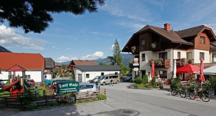 Dorf Café - Hausfoto Sommer
