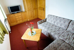 Dorf Café - Suite - Couch und TV