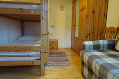 Kinderzimmer mit Couch und Stockbett