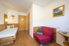 Einzelzimmer mit ausziehbarer Couch und Balkon