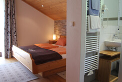 Doppelzimmer mit Balkon.