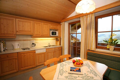 Küche und Wohnraum im Appartement