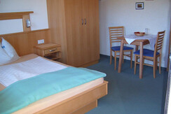 Einbettzimmer mit breiten Bett auch für 2 Personen