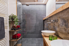 Badezimmer mit Regendusche