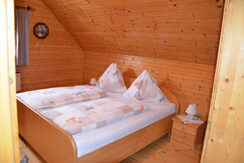 Schlafzimmer mit Doppelbett