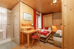 2 Einzelbetten mit Badezimmer