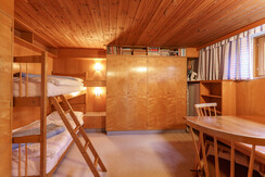 Stockbett im Keller mit eigenem Badezimmer