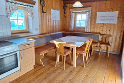 Gemütlich Zusammensitzen in der Hinterhabneralm