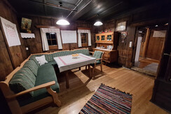 Wohnstube der Hinterhabneralm am Abend