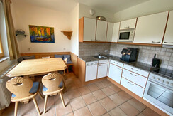 Küche mit Esstisch