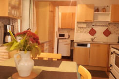 Küche mit Vorratskammer