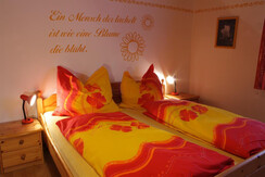 Eines der beiden Glückszimmer im Ferienhaus