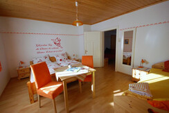 Zimmer mit Verbindungstür