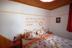 Liebevoll gestaltete Schlafzimmer