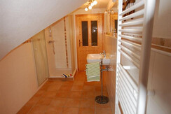 Das große Badezimmer im Ferienhaus