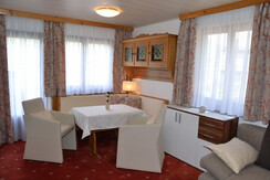 Wohnzimmer mit Esstisch