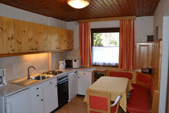 Küche mit Frühstückstisch