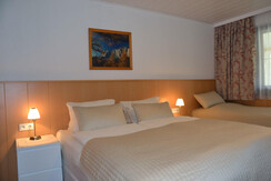 Schlafzimmer mit Doppel und Einzelbett