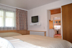 Schlafzimmer mit Blick in Küche und Wohnzimmer