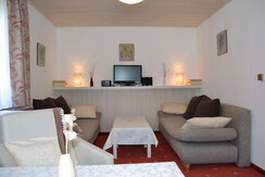 Wohnzimmer mit Sat-TV Flatscreen