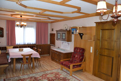 Wohnzimmer mit Esstisch