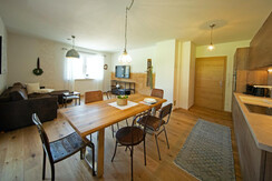 Wohnraum mit Küchenblock