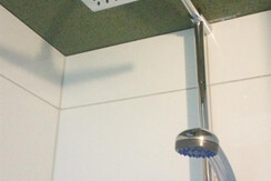 Flatzerhof - Dusche mit Wasserfallduschkopf